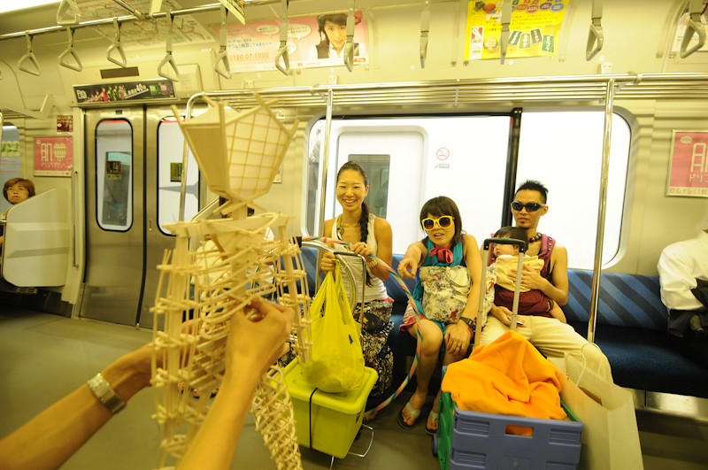Balsa Man Japan rides the subway, photo by toitoi